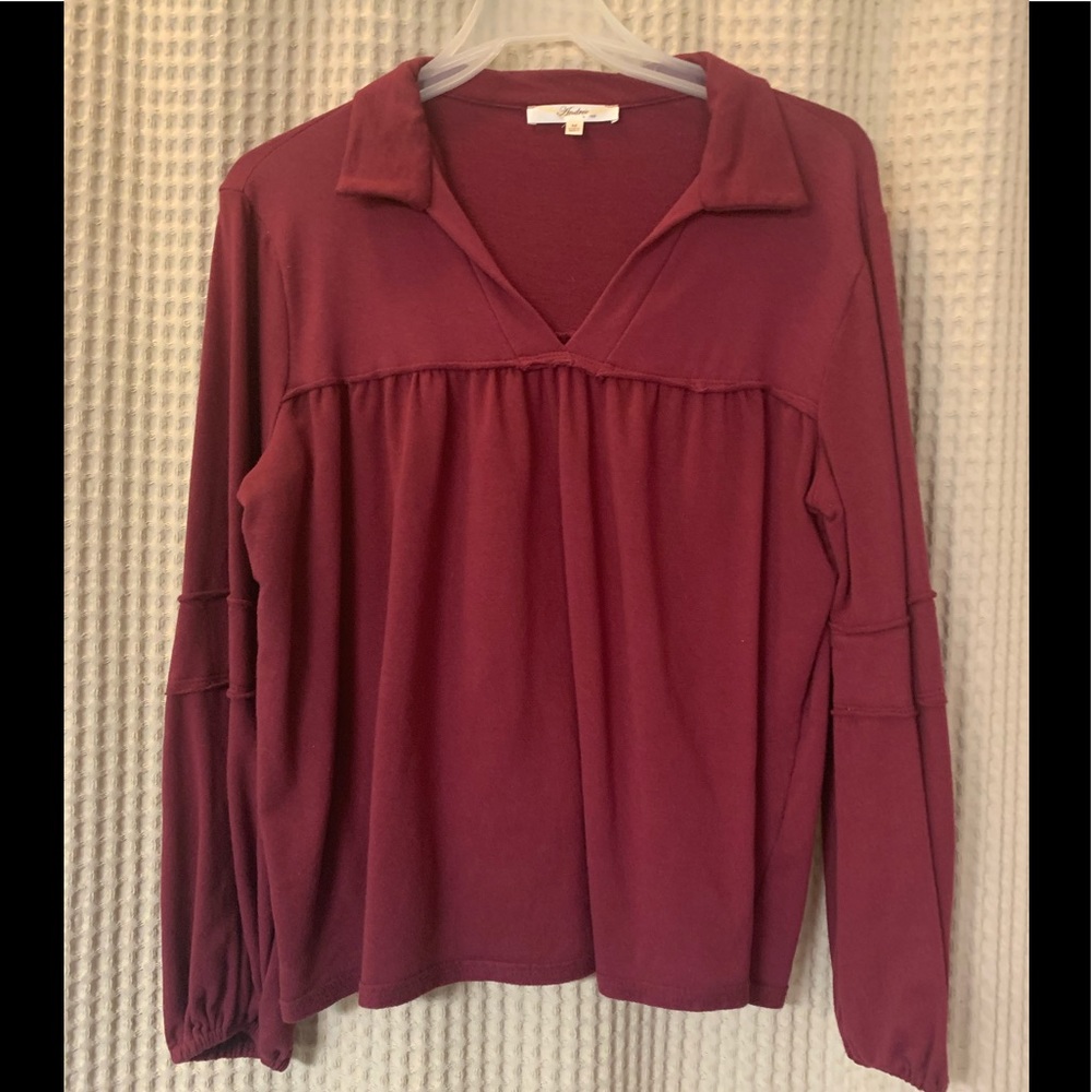 Great raw edge detailed med weight casual top